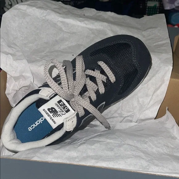 PRICED TO SELL: New Balance Classic Black and White Shoes - Picture 6 of 7